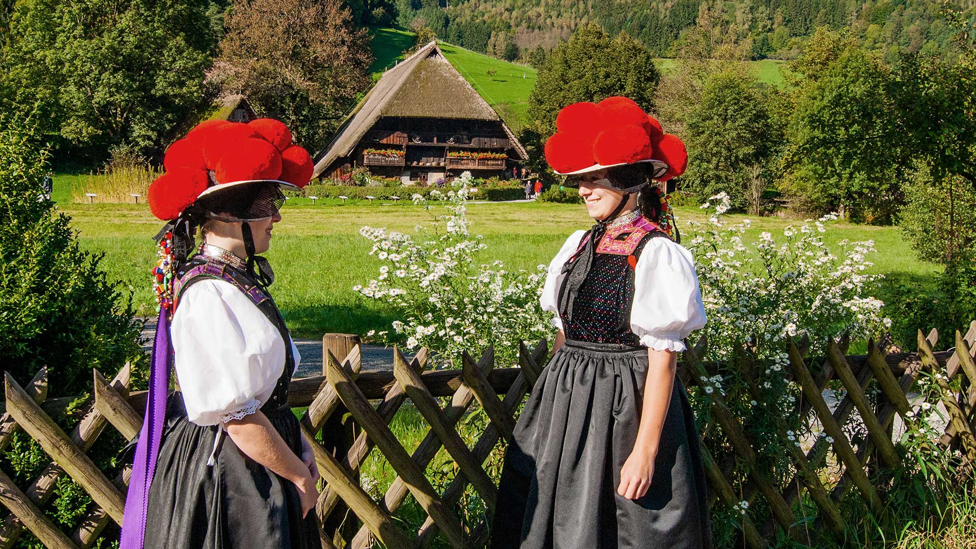 Rote Bollenhüte, Gutacher Tracht | im Schwarzwald